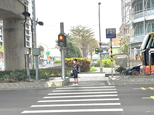 行人分段穿越 保護行人再升級